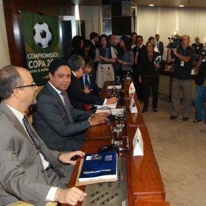 Ministro da Justiça, Luiz Barreto, ao lado do ministro dos Esportes, Orlando Silva