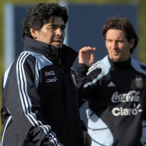 O tcnico Maradona orienta o craque Lionel Messi, da Argentina, em treino da seleo