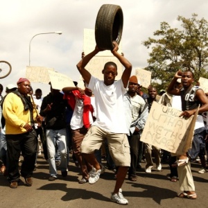 Perueiros de Johanesburgo fazem protesto contra a ampliao do corredor de nibus da cidade