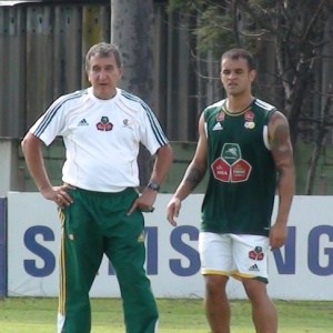 Carlos Alberto Parreira comanda treino da frica<br> do Sulna Academia de Futebol do Palmeiras
