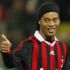 Convocao de Ronaldinho Gacho, em boa fase <br> no Milan, vira clamor popular entre os brasileiros