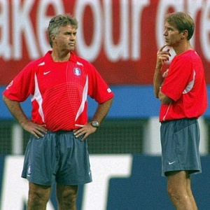 Holands Pim Verbeek,  direita, foi auxiliar de <br> Guus Hiddink, que treinou a Coreia do Sul em 2002