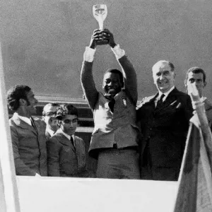 Pelé ergue a taça Jules Rimet ao lado do General Emilio Garrastazu Medici após vencer a Copa do Mundo de 1970 - Ricardo Stuckert/Folha Imagem