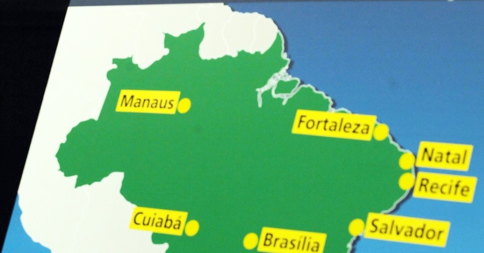 Joseph Blatter exibe mapa com as cidades-sedes da Copa de 2014