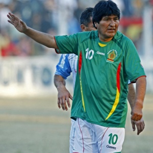 Evo Morales com a camisa da Bolvia em jogo beneficente; poltico parabenizou Espanha por ttulo