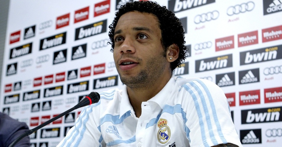 Lateral Marcelo fala com os jornalistas depois de treino do Real Madrid