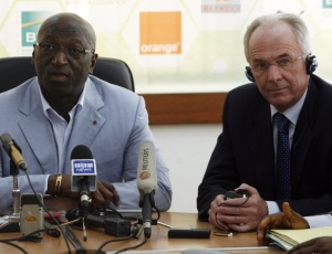 Eriksson ao lado do presidente da federao marfinense, Jacques Anouma, durante convocao