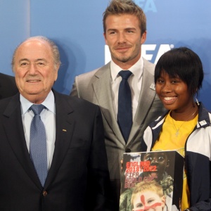 Beckham entrega a Joseph Blatter a candidatura da Inglaterra s Copas do Mundo de 2018 e 2022