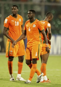 Os irmos Kolo (#4) e Yaya Tour durante jogo da Costa do Marfim