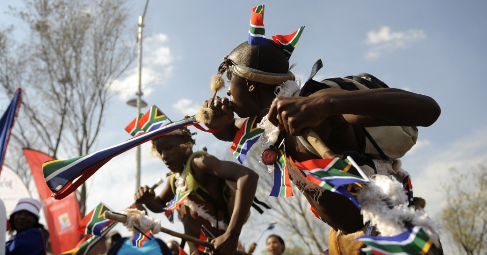 Homem toca vuvuzela durante celebração dos 20 dias para a Copa do Mundo, em Johanesburgo 
