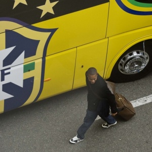 Robinho chega a Curitiba para a concentrao da seleo brasileira antes da Copa do Mundo