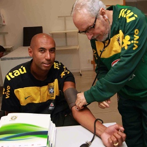 Luisão faz exame com médico da seleção brasileira - CBF/Divulgação