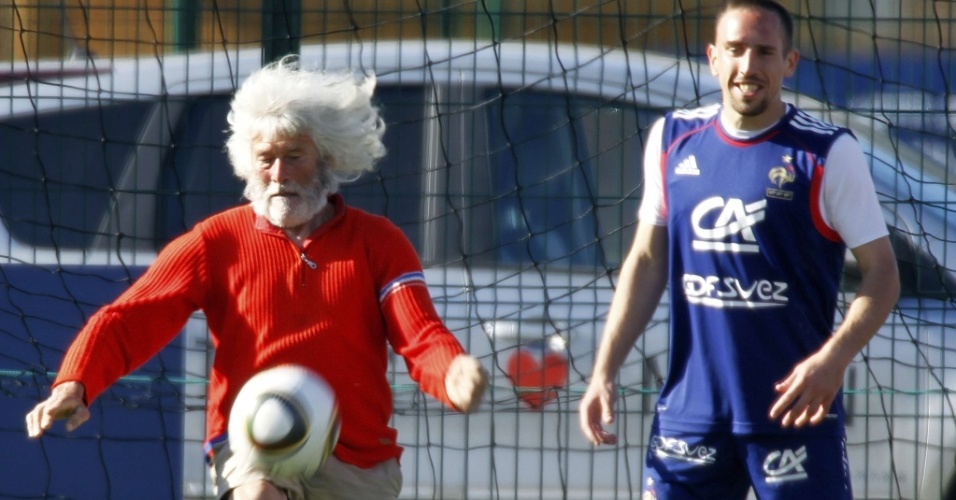 Franck Ribéry observa morador de Tignes petecar bola após treino da França