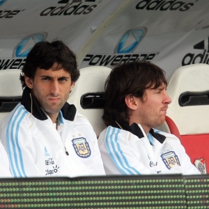 Preservados, Diego Milito e Lionel Messi assistem  partida entre Argentina e Canad com os reservas