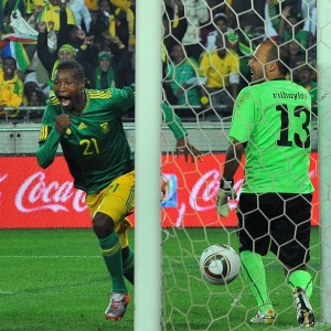 Siyabonga Sangweni comemora o gol da frica do Sul no empate com a Bulgria, em Joannesburgo