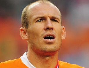 Arjen Robben, atacante da Holanda, volta a treinar mas no joga no amistoso contra Gana