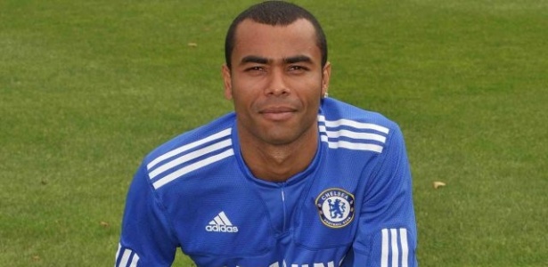 Ashley Cole completará a marca de 100 jogos pela seleção inglesa, um recorde
