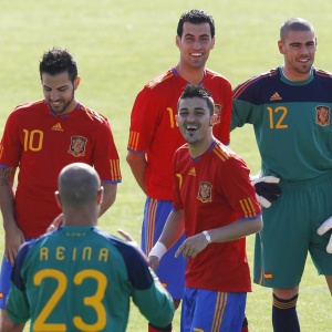 David Villa (ao centro) brinca com os companheiros de seleo espanhola antes da foto oficial