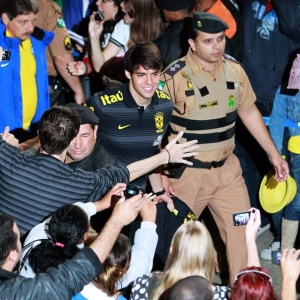 Kaká é alvo de torcedores durante a despedida da seleção do Paraná; atletas não deram autógrafos