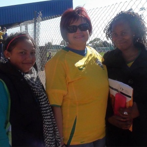 Professora Lynette Walters (ao centro) acompanha o treino da seleo brasileira ao lado de suas alunas