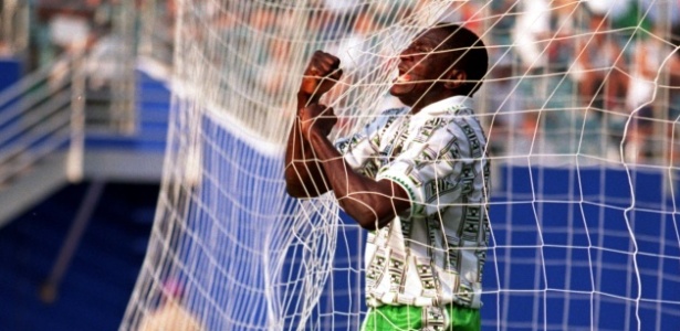 Rashid Yekini comemora o primeiro gol nigeriano em Copas, em 94, contra a Bulgária