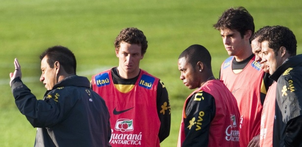 Elano durante treinamento da seleção brasileira em 2010 com Dunga - Antonio Scorza/AFP
