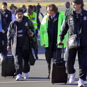 Maradona e a delegao argentina desembarcam na frica do Sul para disputar a Copa do Mundo