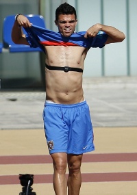 Pepe tira a camisa em treino da seleo de Portugal para a Copa