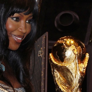 Naomi Campbell posa com a taa da Copa do Mundo no evento realizado em Paris
