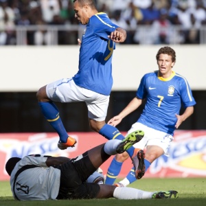 Elano (camisa 7) observa Luis Fabiano durante o amistoso em que o Brasil bateu o Zimbbue: 3x0