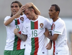 Liedson (d) comemora aps Raul Meireles (16) marcar na vitria de Portugal sobre Camares
