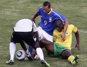 Lus Fabiano lutou em campo, mas no conseguiu marcar contra o Zimbbue no amistoso desta quarta