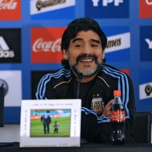 Maradona d entrevista ao lado de uma foto sua com o neto Benjamin Agero, filho de sua filha Giannina Maradona com o atacante Sergio Agero. O porta-retrato ser o seu 'amuleto' durante a Copa