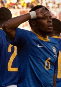Michel Bastos comemora o seu primeiro gol pela seleo