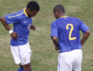 Michel Bastos ( esq.) samba ao lado de Maicon aps marcar o 1 gol do Brasil sobre o Zimbbue