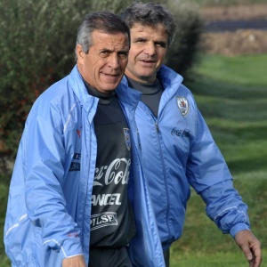 Oscar Tabrez (e) e seu assistente, Celso Otero, antes de tirar a foto oficial da seleo do Uruguai