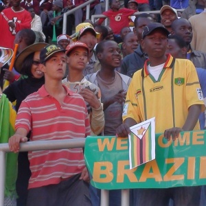 Torcedores do Zimbbue aguardam para ver amistoso contra o Brasil em Harare