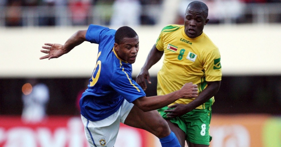 Júlio Baptista disputa a bola durante amistoso do Brasil contra o Zimbábue