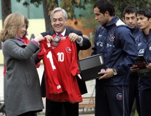 Sebstian Piera recebe camisa da seleo de futebol ao lado de sua esposa, Cecilia Morel