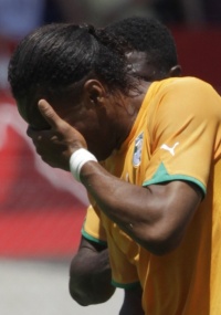 Drogba deixou jogo contra o Japo aps entrada do brasileiro Tanaka