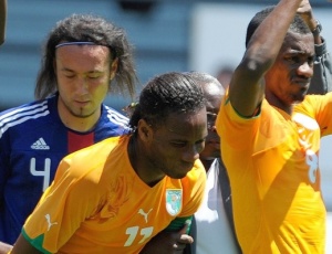 Drogba sente dor no brao depois de choque com Tanaka no amistoso entre Costa do Marfim e Japo