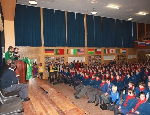 Dunga respondeu a perguntas feitas pelos alunos em um evento na Hoerskool Randburg, local que recebe os treinos da seleo brasileira