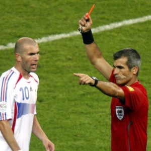 Expulso por cabeada em sua despedida das Copas em 2006, Zidane acompanha franceses