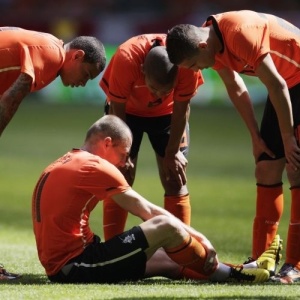 Arjen Robben se lesionou no fim do amistoso contra a Hungria e preocupa a seleo holandesa