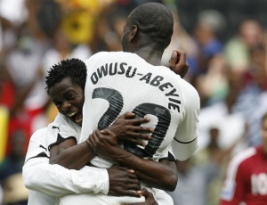 Quincy Owusu Abeyie comemora o seu gol com companheiros em amistoso de Gana contra Letnia