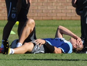 Diego Forln reclama de dores na perna esquerda durante treinamento do Uruguai em Kimberley