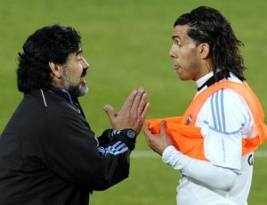 Maradona conversa com Tevez durante treino da Argentina, que trabalhou sob os olhares do pblico