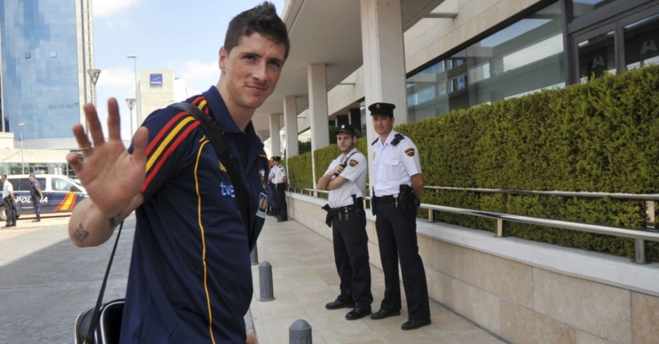 Fernando Torres acena para os fotógrafos ao chegar no hotel onde a Espanha está concentrada em Múrcia
