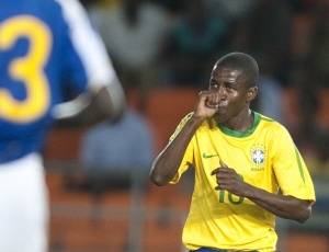 Ramires vibra ao fazer o 3 do Brasil na goleada por 5 a 1; meia fez seus primeiros gols pela seleo
