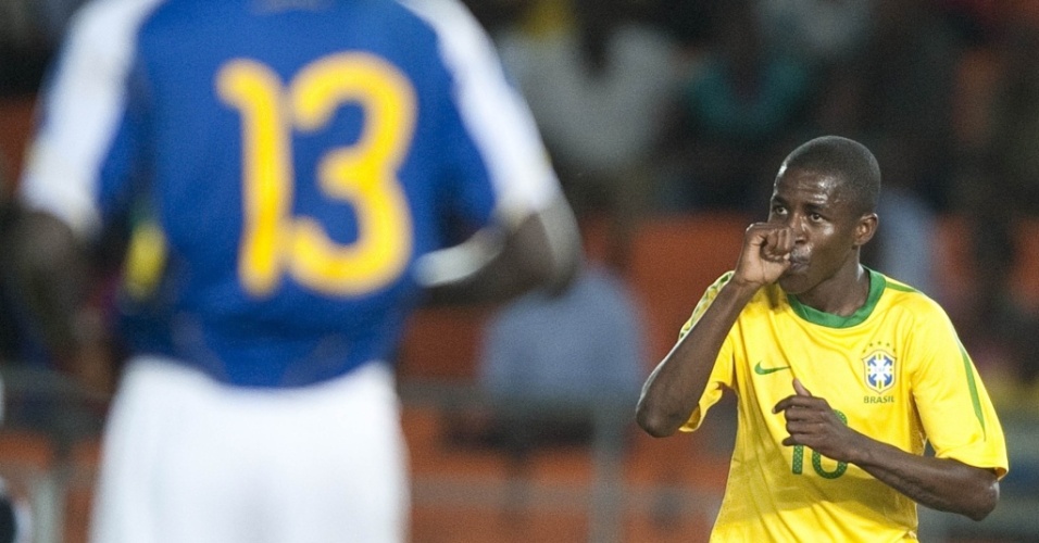 Ramires vibra ao fazer o terceiro gol do Brasil na vitória sobre a Tanzânia